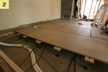 コンクリートの上に置き床を設置し、下に配管を通す