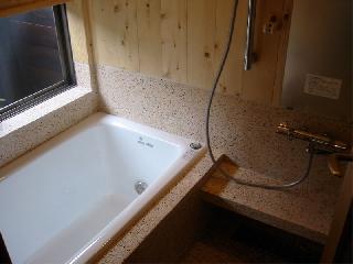 槙板と豆砂利洗い出し仕上げの浴室。