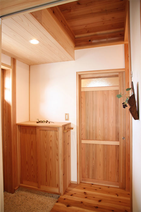 玄関。土間との段差は出来るだけ小さく7cmとした。