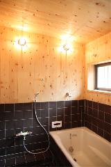 槙の木とコルクタイルの浴室。浴槽は鋳物ホーロー。