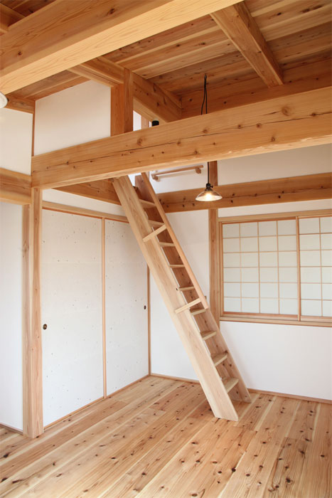 見晴し台踊り場への梯子。楽な登り降りの為の工夫をした。