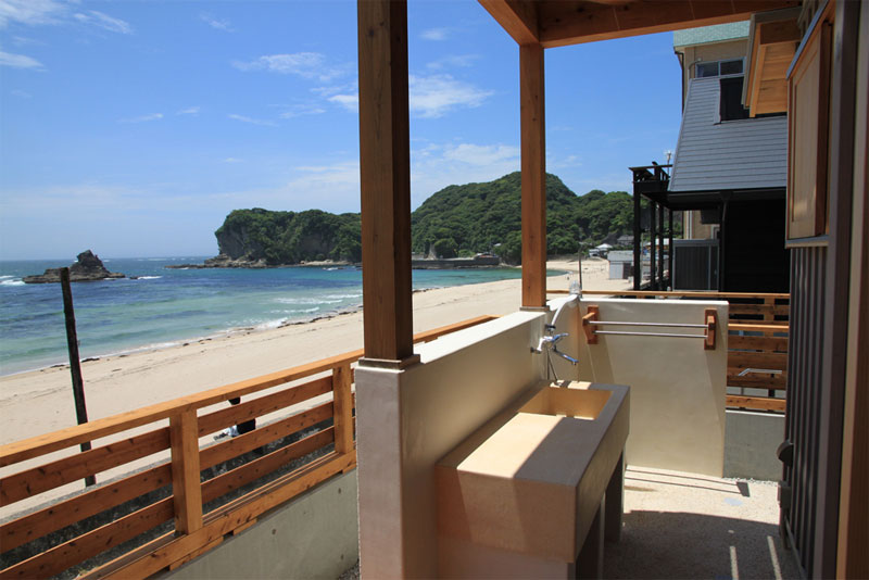 外部に設けた「魚捌き」用流し。左官屋さんの人研ぎ仕上げ。