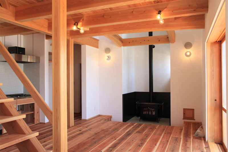 LDK。薪ストーブ床は大谷石、壁面は鉄板(耐熱塗装)を引っ掛けて設置。