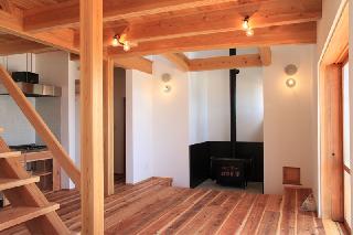 LDK。薪ストーブ床は大谷石、壁面は鉄板（耐熱塗装）を引っ掛けて設置。