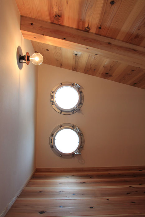 ロフトの船舶用丸窓。ここは子供達の寝床で使われている。