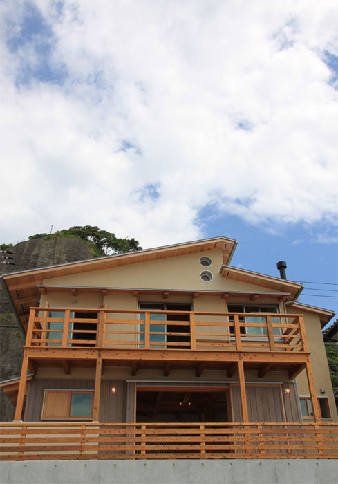 外観。1階は杉板リボス塗装、2階は土入りモルタル掻き落とし仕上げ。