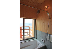槙の木と十和田石の浴室。浴槽は鋳物ホーロー。