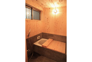 槙の板と豆砂利洗い出しの浴室。浴槽は鋳物ホーロー。