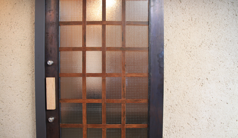 玄関引き戸。いぶし仕上げの銅板貼り。