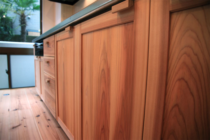既存システムキッチンの扉を杉無垢扉に交換。
