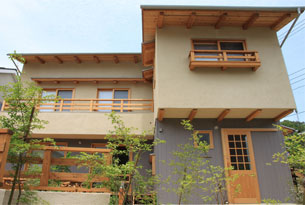 /reform-mitsumori/外観。１階部分は杉板目板貼りリボス塗装、２階は土入りモルタル掻き落とし仕上げ。