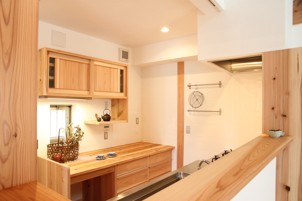 /reform-mitsumori/大工さん手作りのキッチン。吊り戸棚の硝子は古い家の玄関戸の物を再利用。