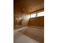 浴室、サワラ板を使用したハーフバス
