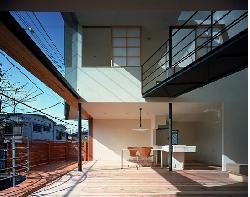 【柿の木を抱く家】