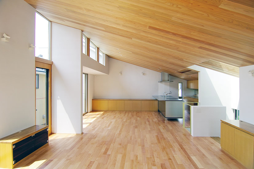 天井の杉板と自然素材の左官壁、陽光によりバランスのいい趣のある空間となっています