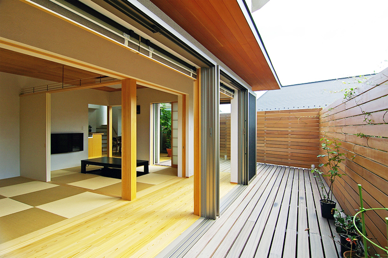 縁側から広間を見る。