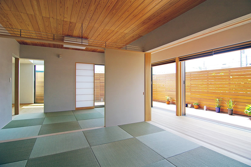 広間はできるだけシンプルな構成とし、天井は無垢の杉板張としています。