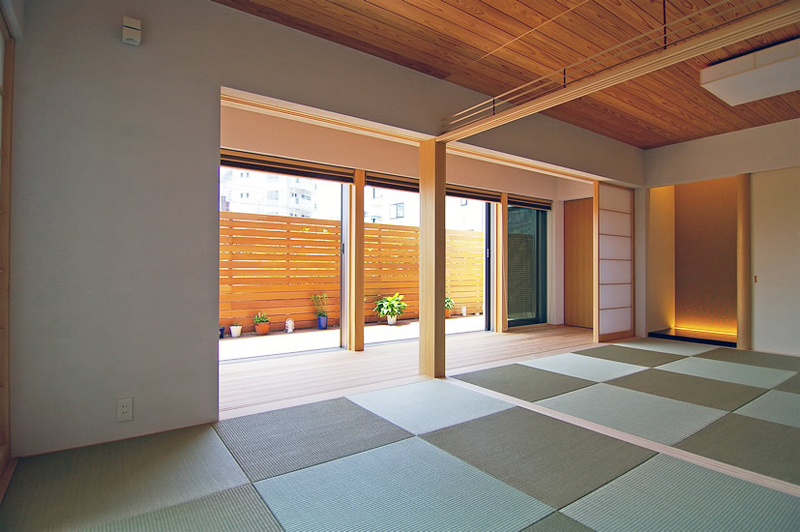 広間から縁側と床の間を見る。