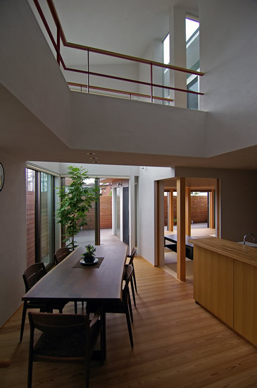 階段からダイニングを見る。吹抜にはブリッジが掛かり、アクセントとなっています。