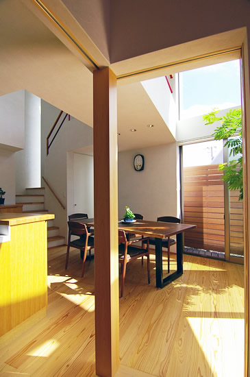 ダイニングと階段を見る。階段にはスリット窓を設け、柔らかい光を取り込んでいます。
