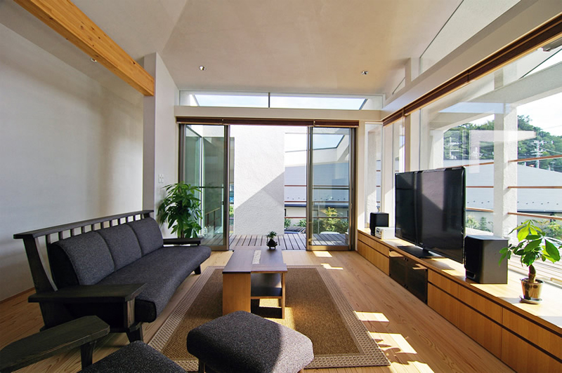 リビングとテラスを見る。