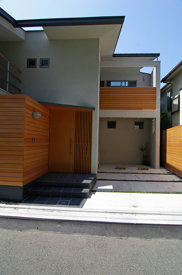 リビング夕景。開口部上部の間接照明により、高級感のある魅力的な空間となっています