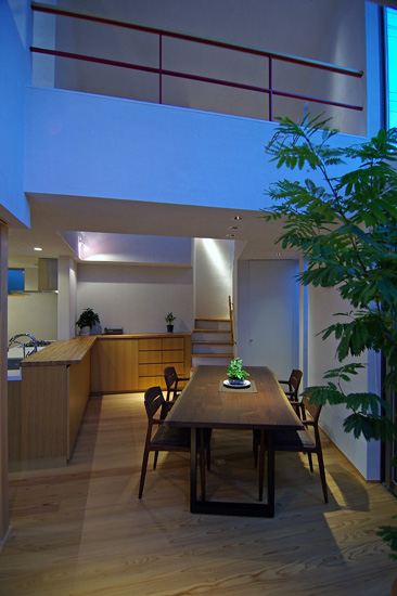 エントランス外観。左官壁と木の風合いにより、落ち着きのある外観となっています。