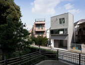 公園からの外観