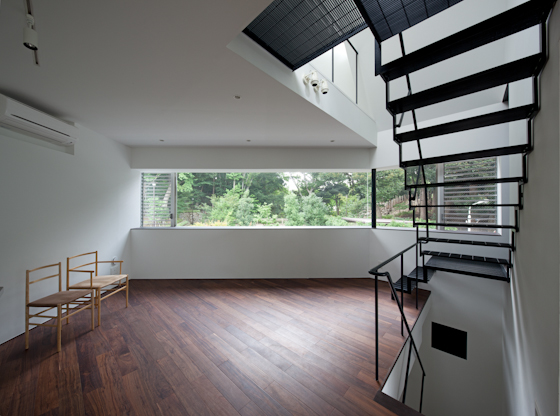 リビングから横長の窓を見る