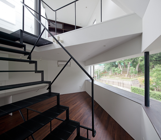 階段から横長の窓を見る