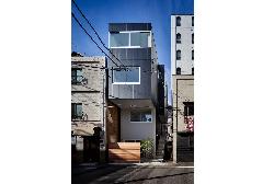 【隣地から10㎝離して建つ狭小住宅】