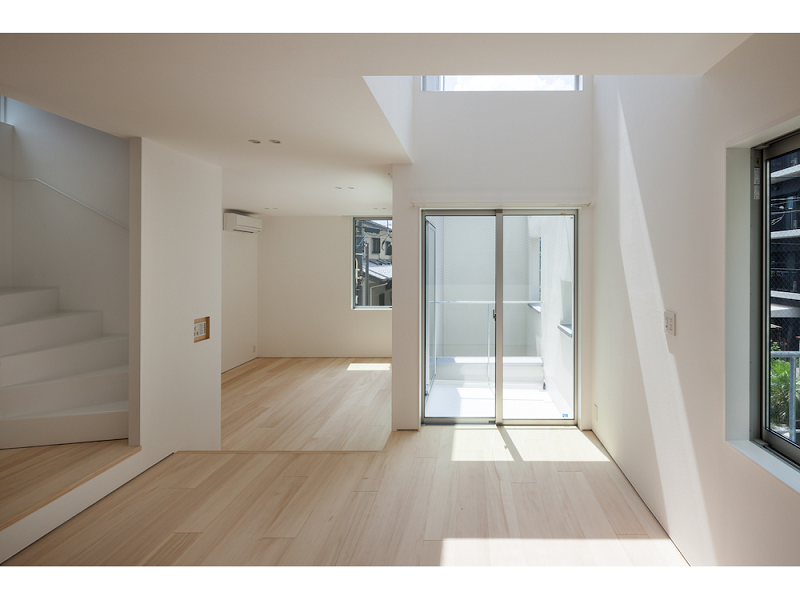 ダイニングからリビングを見る