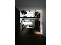 【スキップフロアの狭小地3階建て住宅】