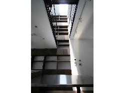 【スキップフロアの狭小地3階建て住宅】