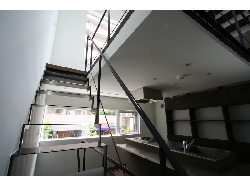 【スキップフロアの狭小地3階建て住宅】