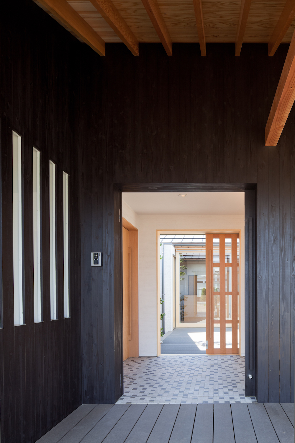 黒い杉板と同じように作られた扉を開けると、玄関ホールがあります