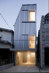 【間口3.7mの狭小敷地に建つ木造３階建】