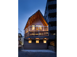 【簾と木塀で守られたバルコニーがある家】