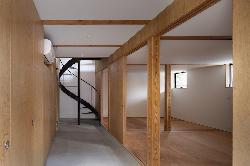 【簾と木塀で守られたバルコニーがある家】