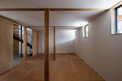 【簾と木塀で守られたバルコニーがある家】