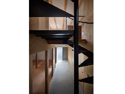 【簾と木塀で守られたバルコニーがある家】