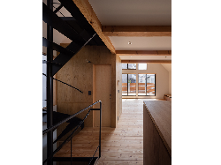 【簾と木塀で守られたバルコニーがある家】