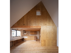 【簾と木塀で守られたバルコニーがある家】