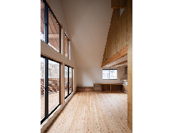 【簾と木塀で守られたバルコニーがある家】