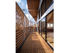 【簾と木塀で守られたバルコニーがある家】