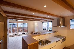 【簾と木塀で守られたバルコニーがある家】