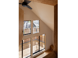 【簾と木塀で守られたバルコニーがある家】