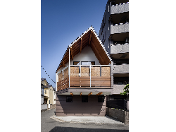 【簾と木塀で守られたバルコニーがある家】