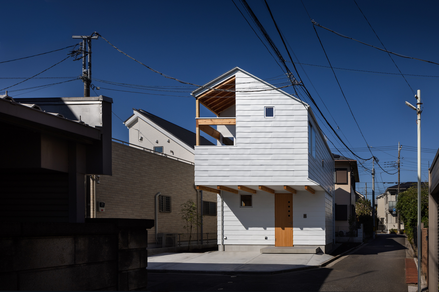 白いガルバリウム鋼板の外観