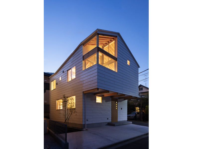 夜景。バルコニーを見る。